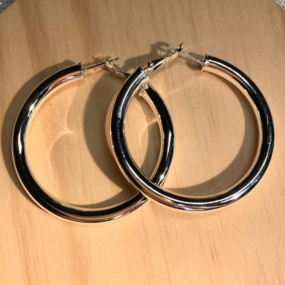 🌟 Silver Huggie  Hoop Earrings - Picture 3 of 4